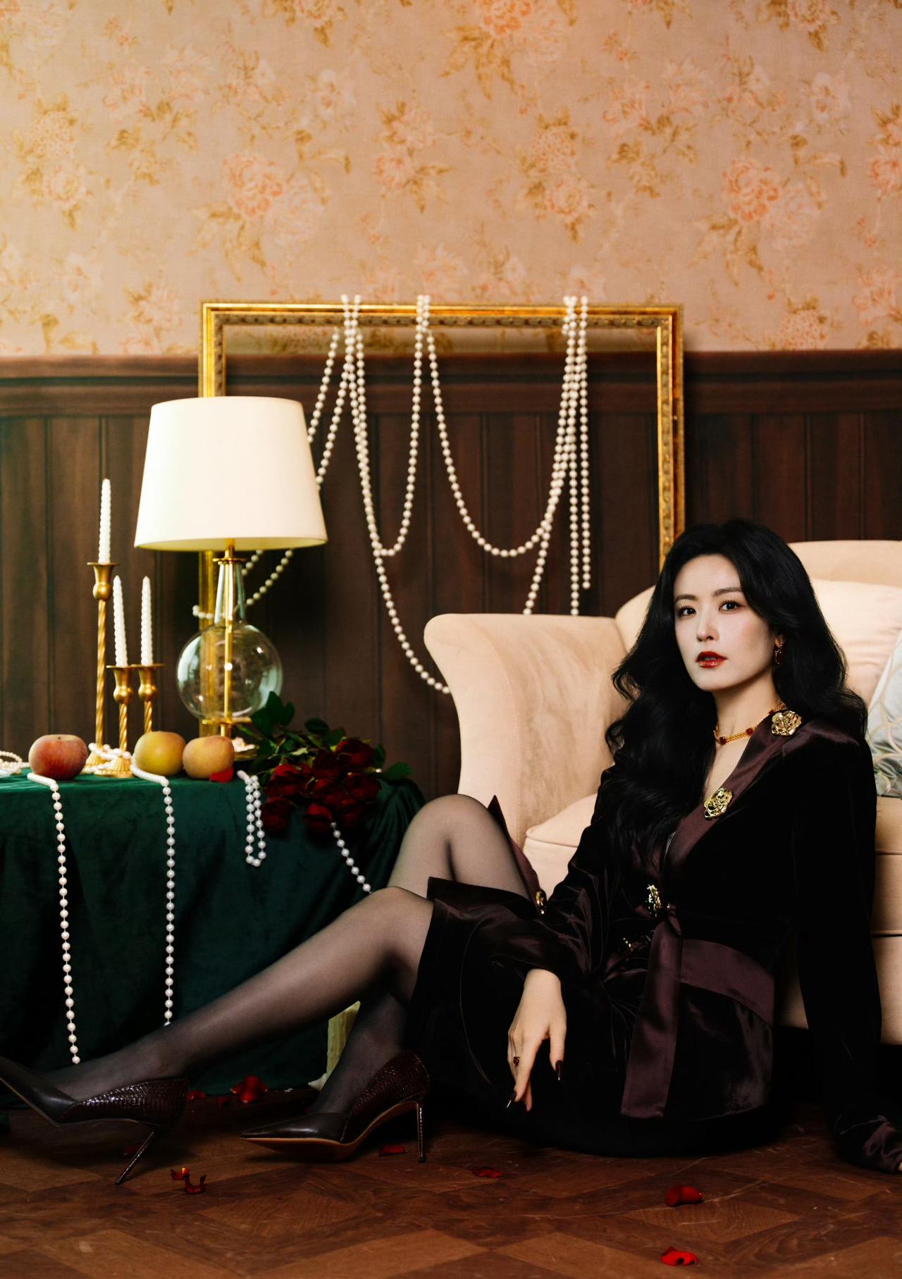 演员徐百慧今天穿了黑丝高跟，这妥妥的女王，真丝滑