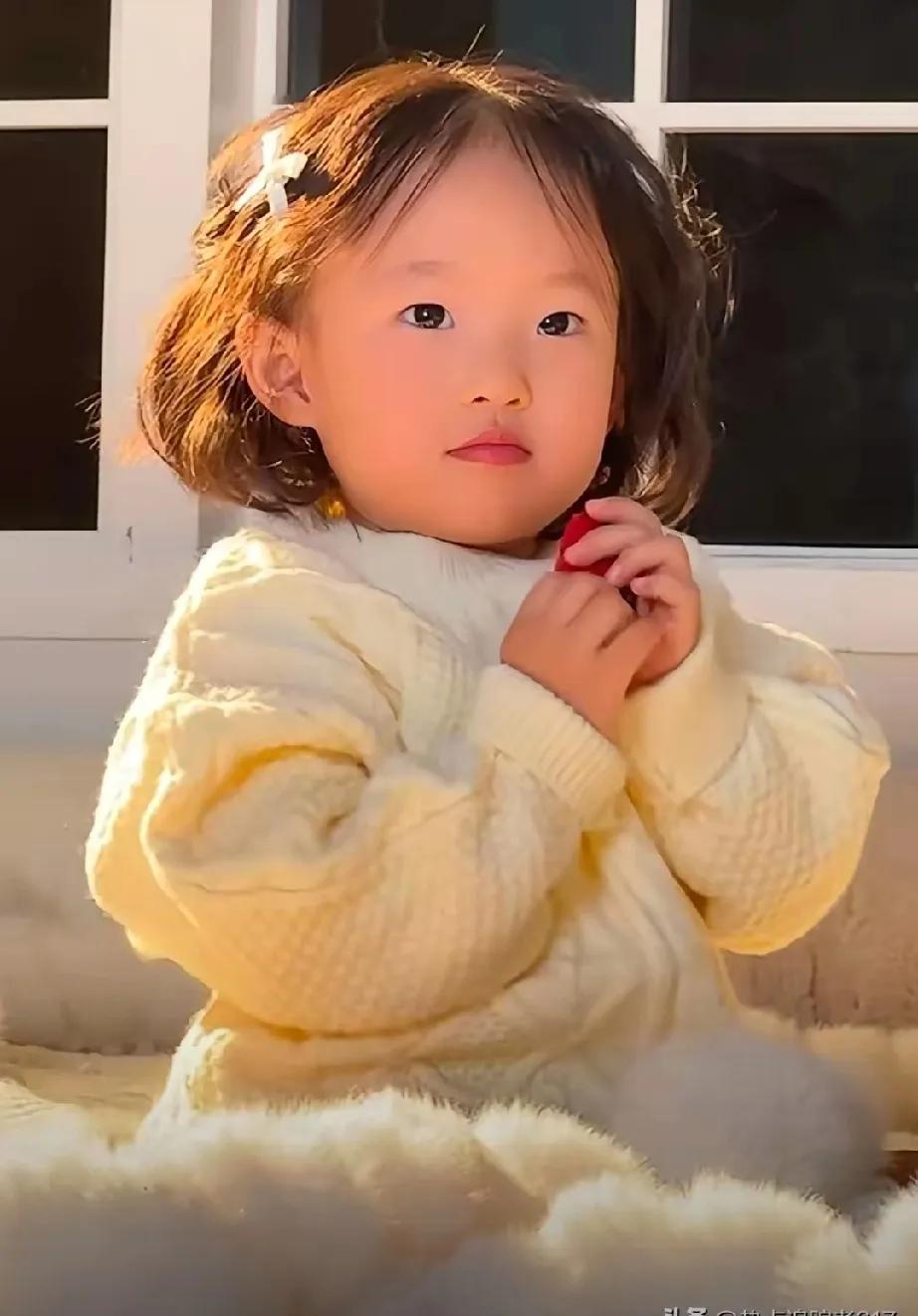 家人们快来看！今天下午黄一鸣晒出闪闪新视频啦！视频里，闪闪就像个灵动小天使，各种