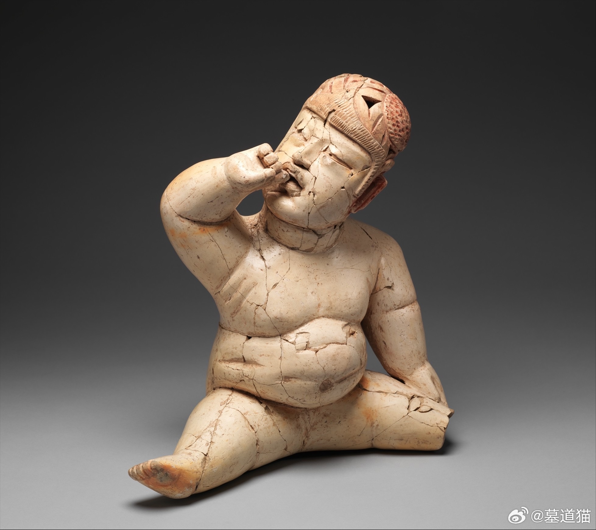 图1：戴头盔人像，墨西哥，公元前1200-前800年图2：跪坐女性雕像，墨西哥，
