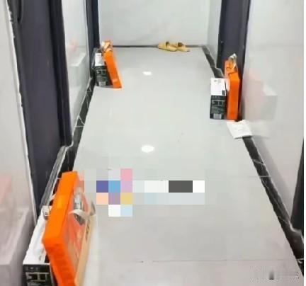 9月22日，浙江义乌一栋出租楼里，一房东为13户租客准备中秋节礼物，悄悄地放在房