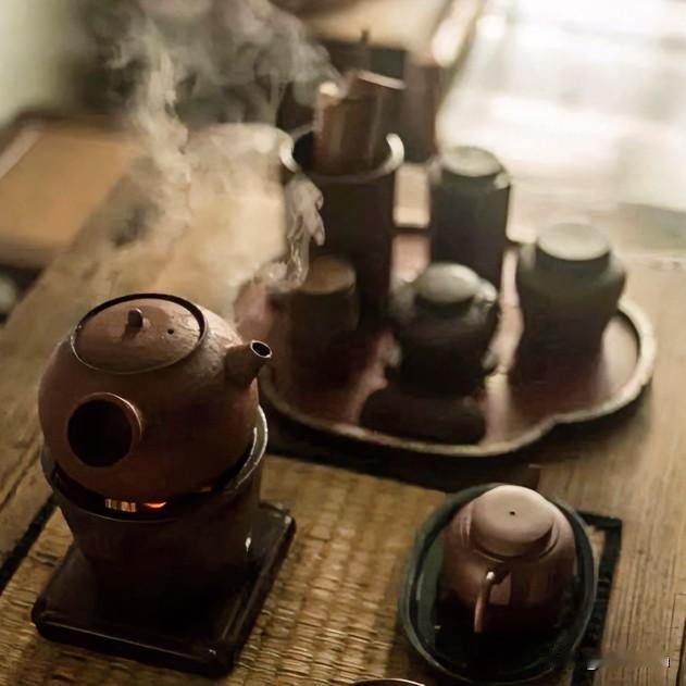 《茶境古风》
青瓷浮沉叶似烟，沸汤一注意如仙。
不求满握喧尘世，半盏清欢即洞天。