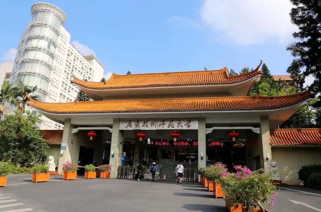 据悉，广东技术师范大学今年拟大幅扩招至1万人。本次扩招名额，涵盖物理类、历史类、
