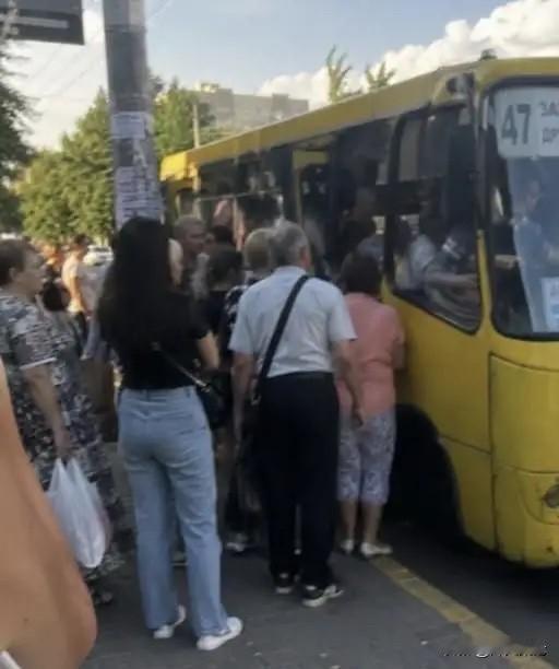 基辅的一名女子在社媒发帖吐槽：她出门办事，在公交站台等了快一个钟头，站台已经挤满