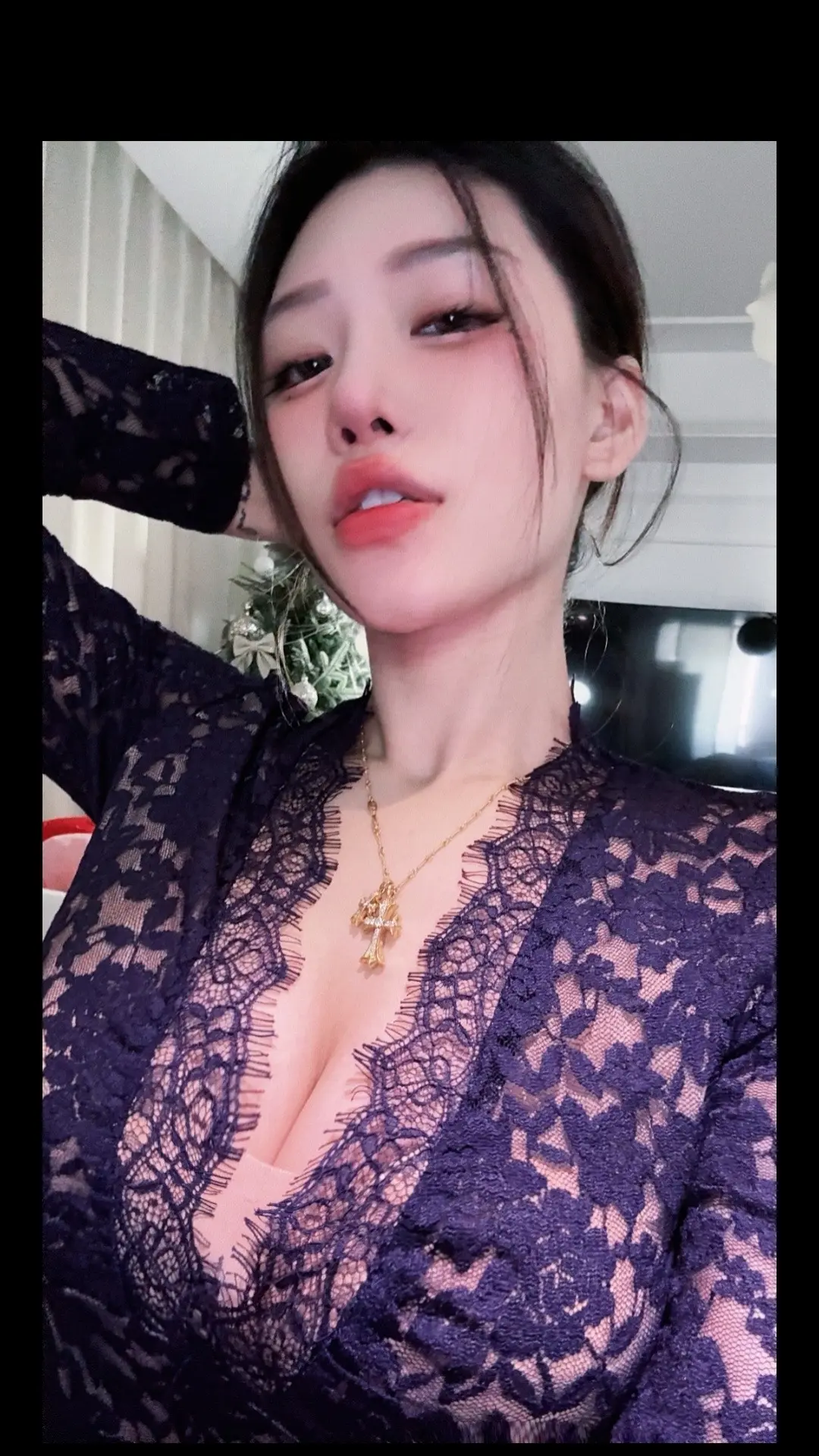 颓废的脸孔轻薄的嘴唇