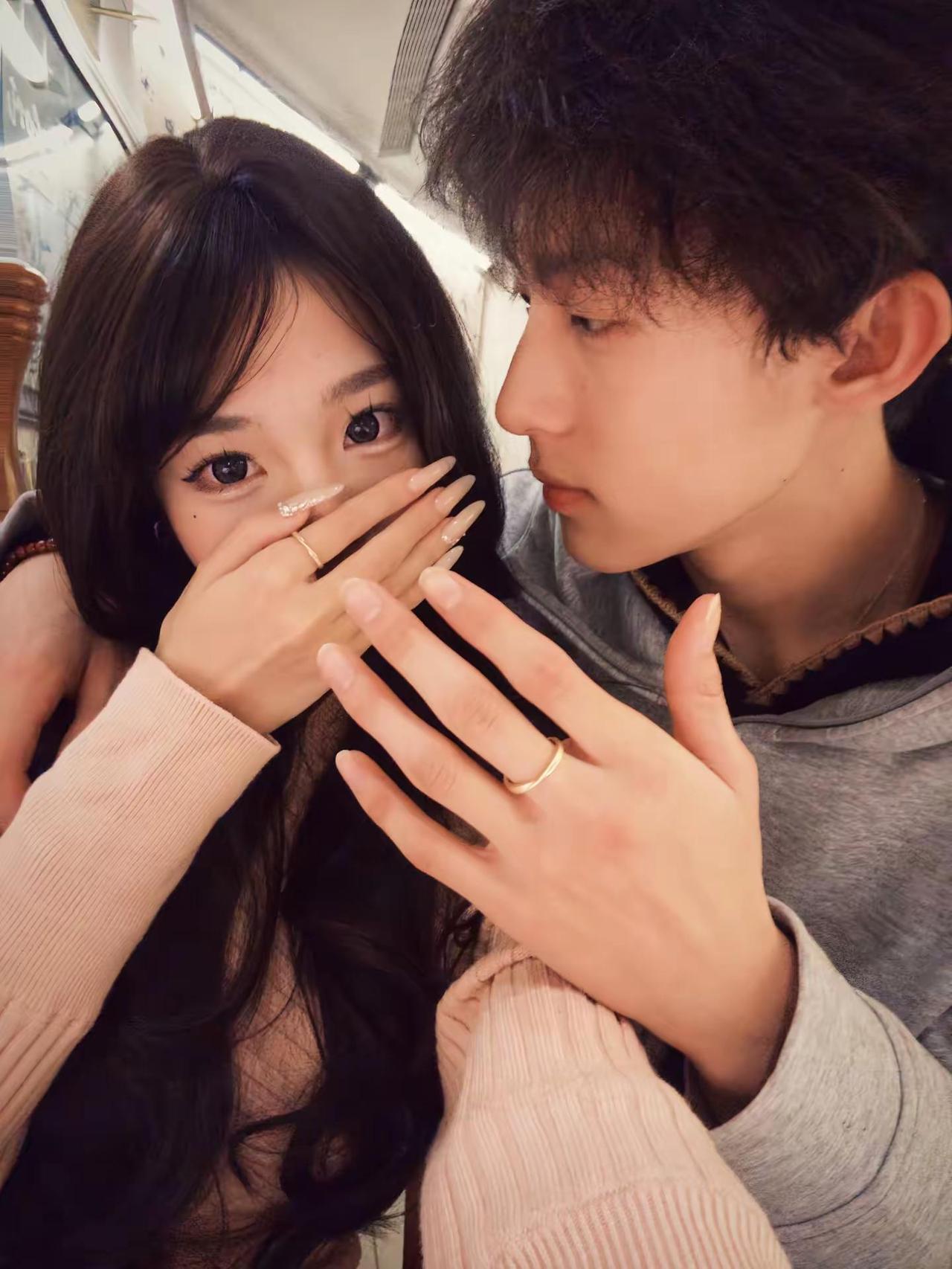 莫比乌斯环代表的是永恒 黄金也是情侣 情侣拍照 拍照姿势 黄金戒指