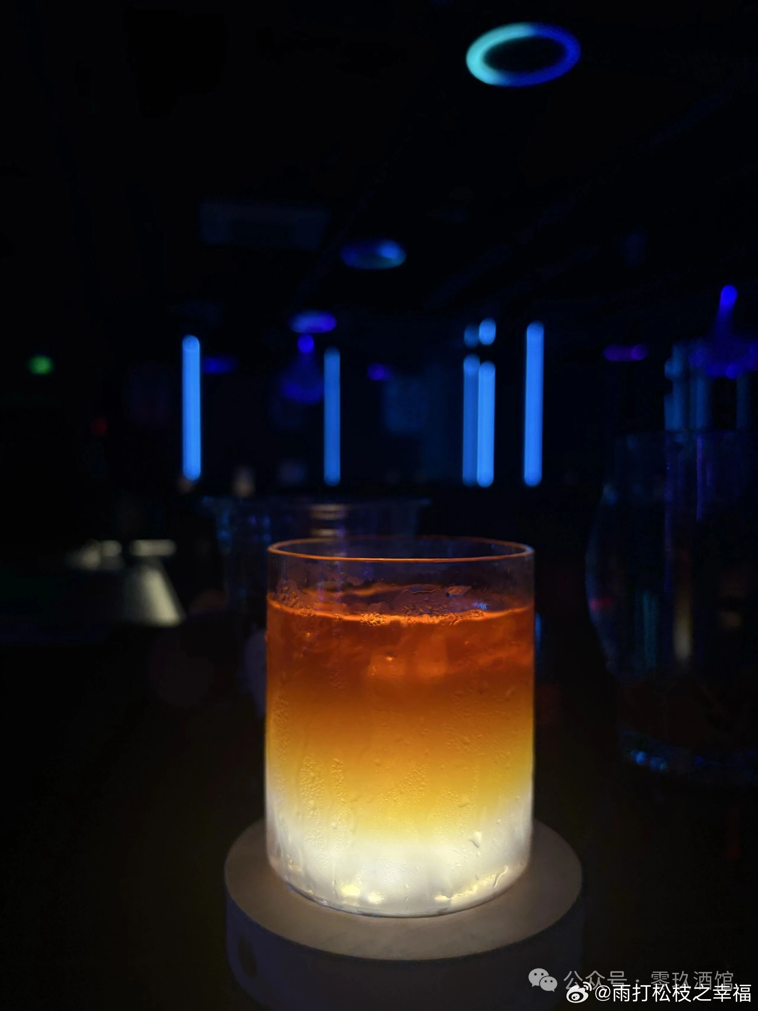 生活手记浅斟一杯清酒，藏尽人间烟火与半生浮沉，初入口时烈意翻涌，咽下后余温缓缓漫
