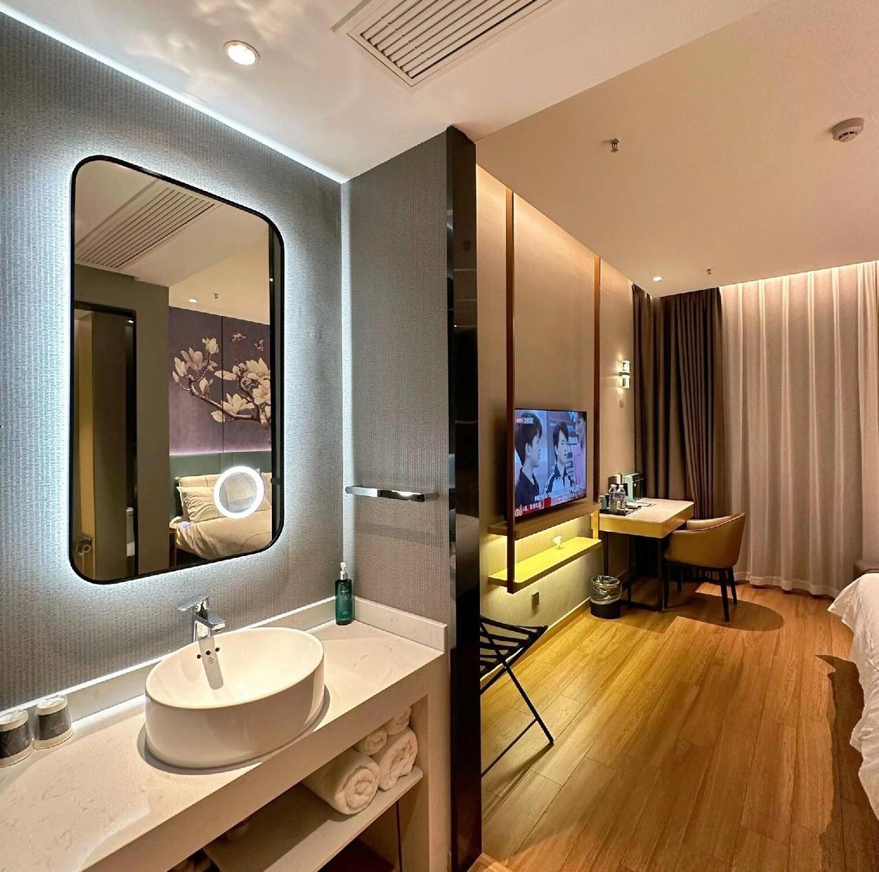 江苏苏州，一名男子花一千多元入住某高档酒店。不料，当晚回到房间洗漱时，他发现自己