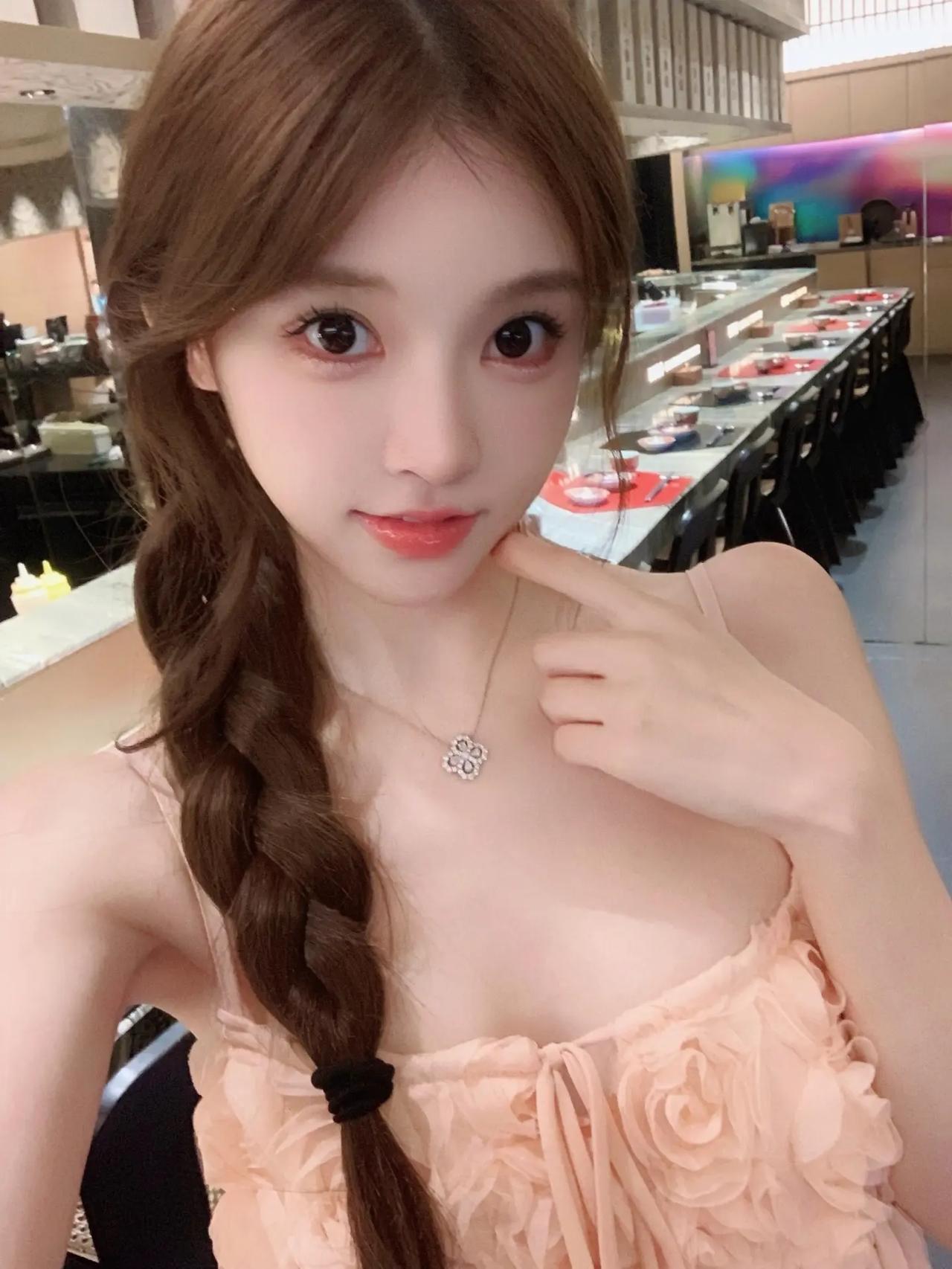这是什么神仙颜值？在日料店偶遇“元气少女”，这条麻花辫简直减龄满分，隔着屏幕都感