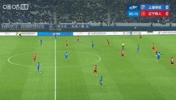 上海申花盖伊转身射门，击中立柱！上海申花