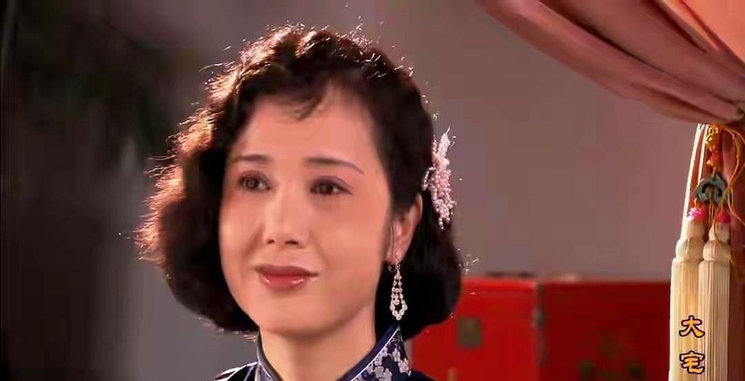 那个跟死物结婚的豪门疯女人，其实打心底里嫌弃她的男神。
 
白玉婷在台下挥金如土