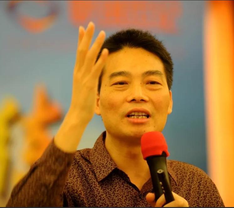2017年，主持人问胡志标:“爱多的失败是因为请了成龙做广告吗？”胡志标说:“爱