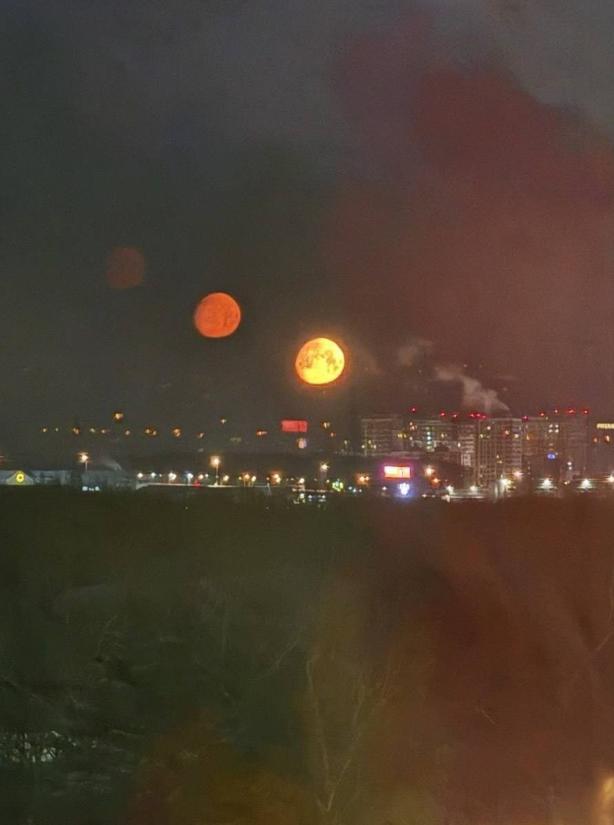 【夜之间，莫斯科及其周边地区出现了一种罕见的现象——“超月面星云”。 月球幻影是
