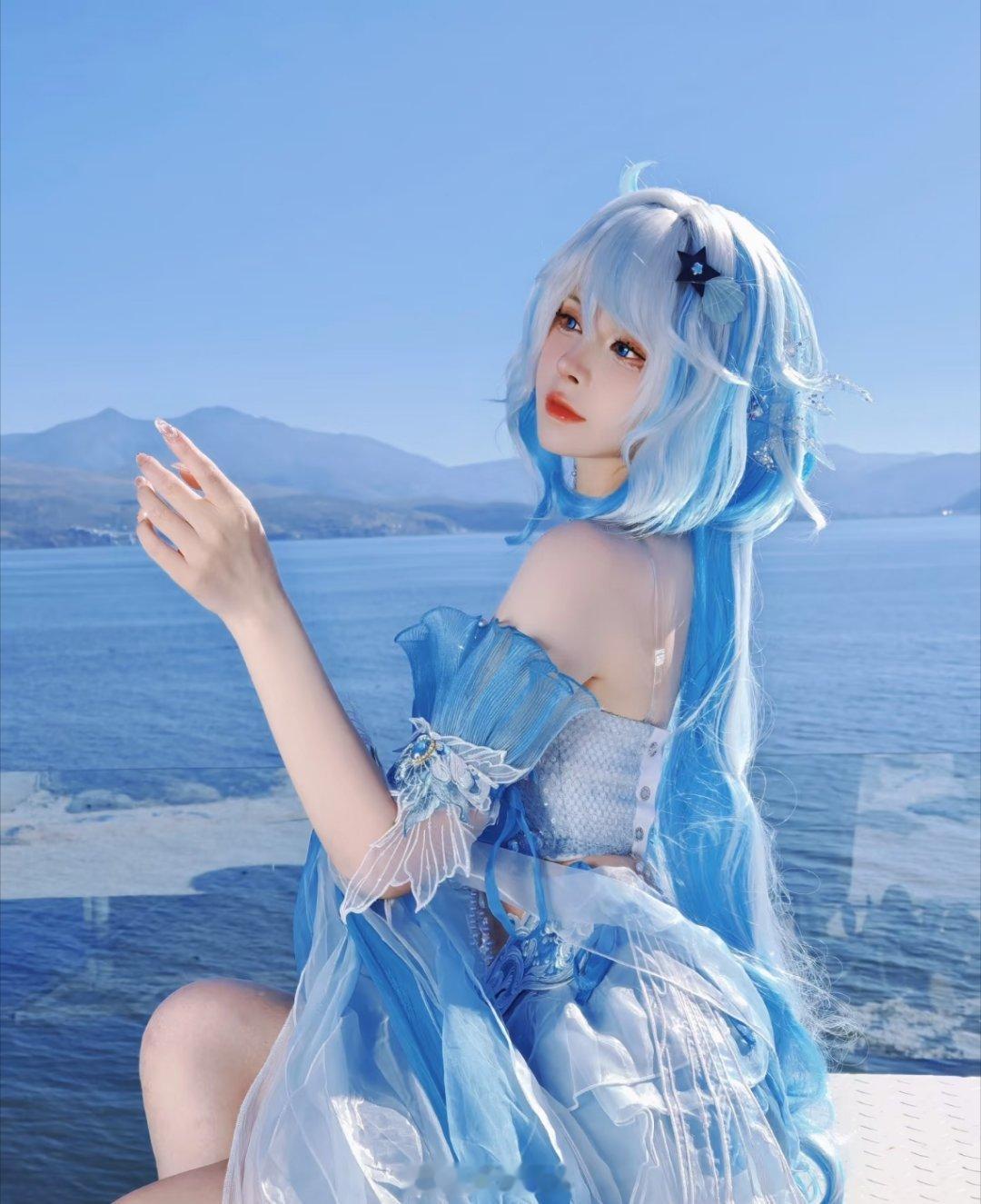 动漫仲夏狂欢季夏日cos盛典夏日湖畔邂逅水神芙宁娜，一身蓝白人鱼裙与澄澈湖山完美