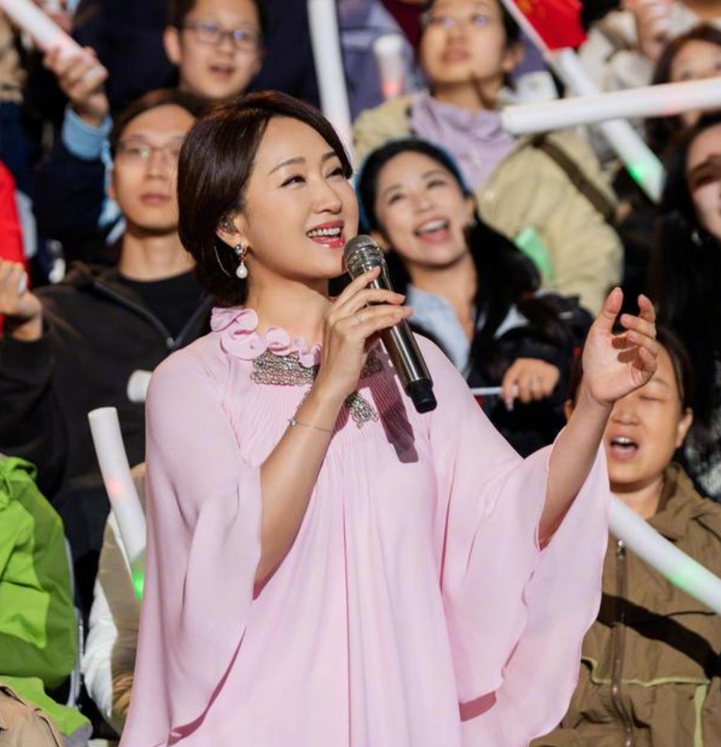 杨钰莹，
真的54岁了吗？
还是这么好看！
笑起来眼睛弯弯的，
身材也保持得很好