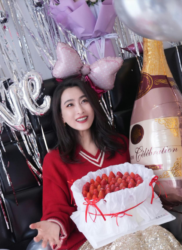 1.李沁是那种看似不红，但是每年都稳定有戏拍的，而且什么类型都可以，不抗剧，但也