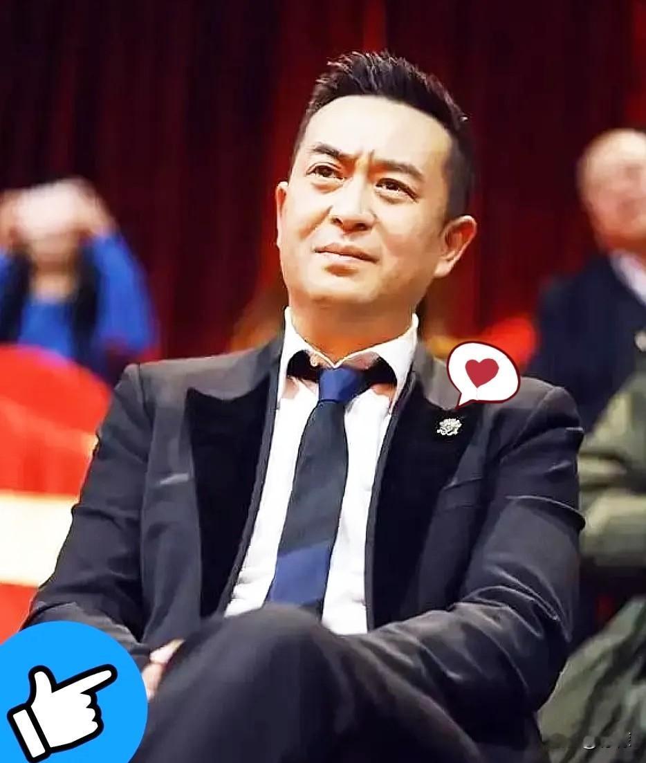 56岁的张嘉益，活得是真明白。
 
圈内人挤破头往北京上海扎，
抢剧本、混饭局，