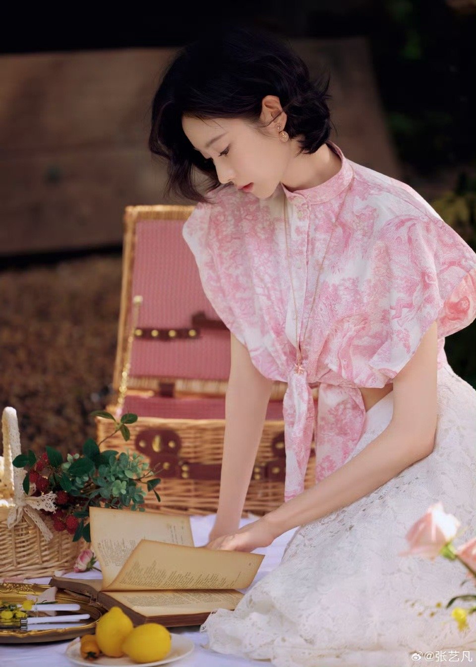 张艺凡花间少女短发真的好适合啊…干练里带着俏皮 光影之下油画感max，好惊艳好美