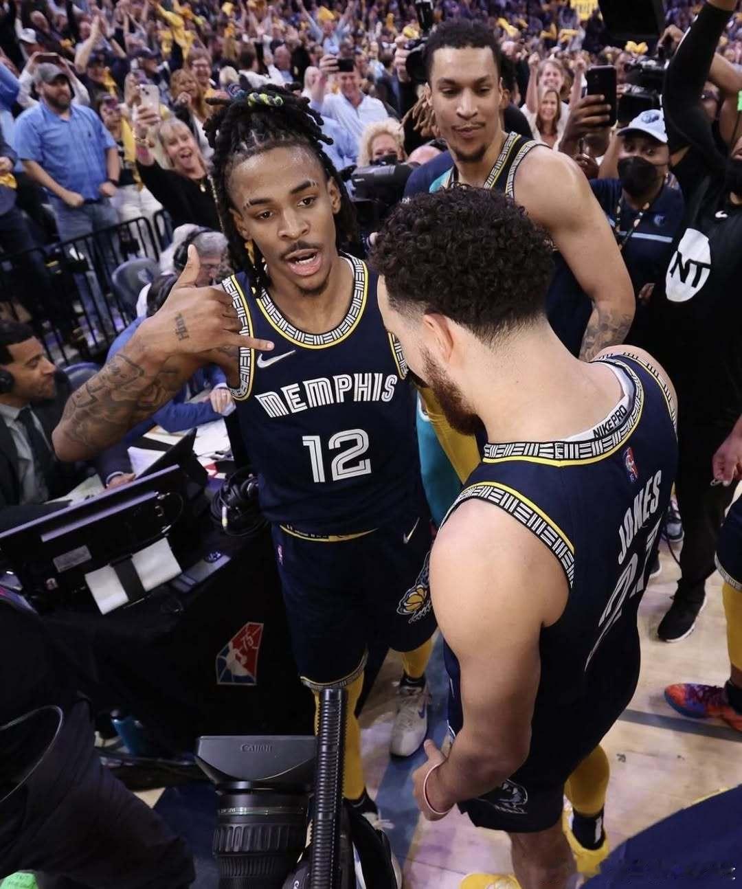 回头看，自己身边的人都一个个离开。莫兰特nba