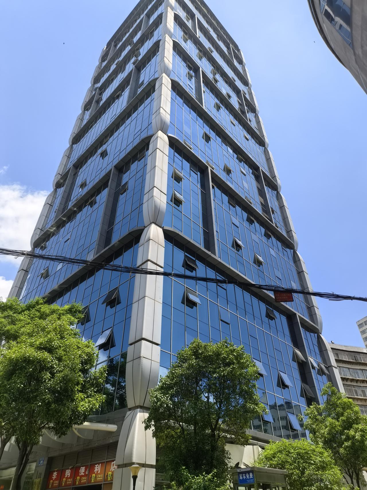 西山区的西昌路26号，这座叫汇都首誊这幢写字楼，看这个品质，虽然是建好了那么多年