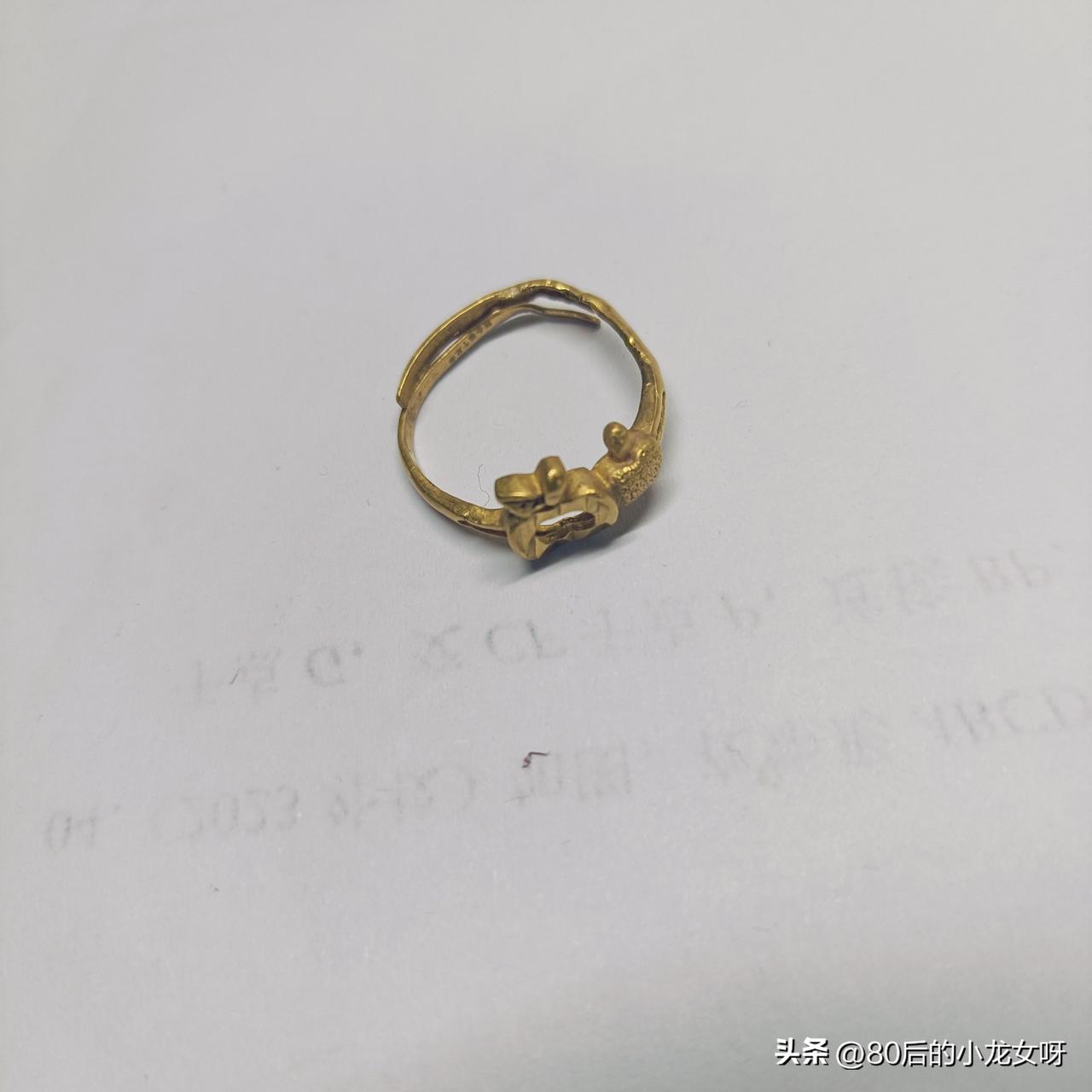 现在黄金1100多块钱一克，我14年买的一个黄金戒指才305元一克，想着金价涨了