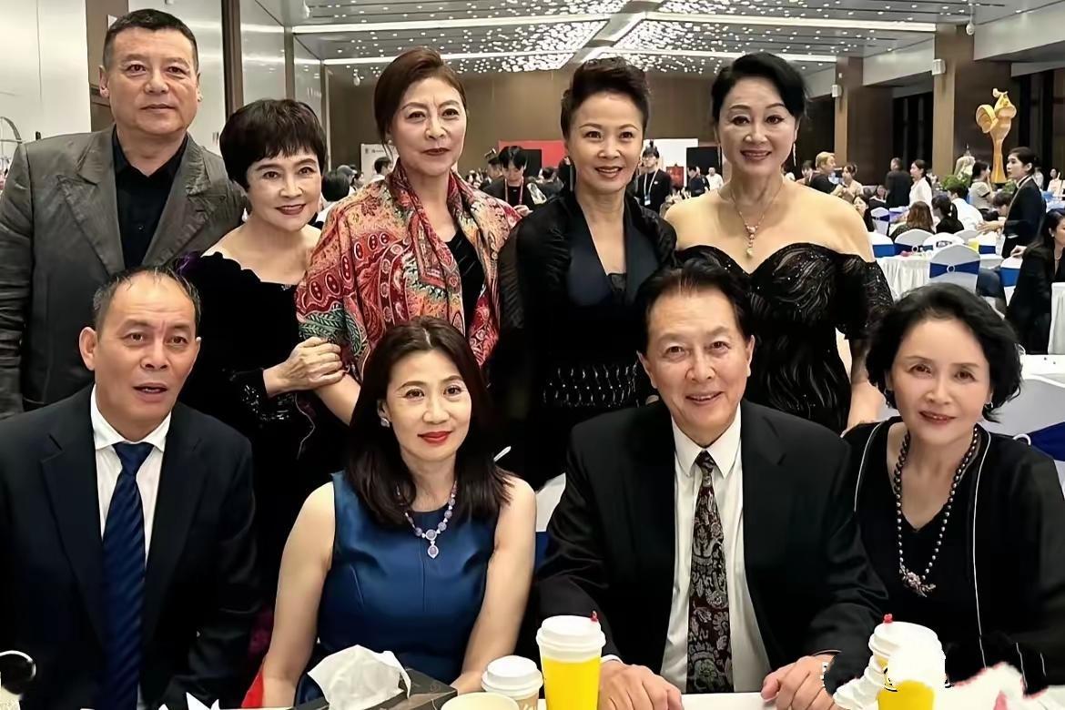 一群资深演员的聚会照片，瞬间抓住眼球！唐国强稳居中心位置，身旁环绕着众多实力派戏