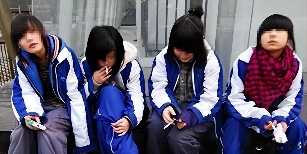 有的学生非常老练。
那天遇到两个学生——不是我班上的——坐在路边抽烟，
看到我，