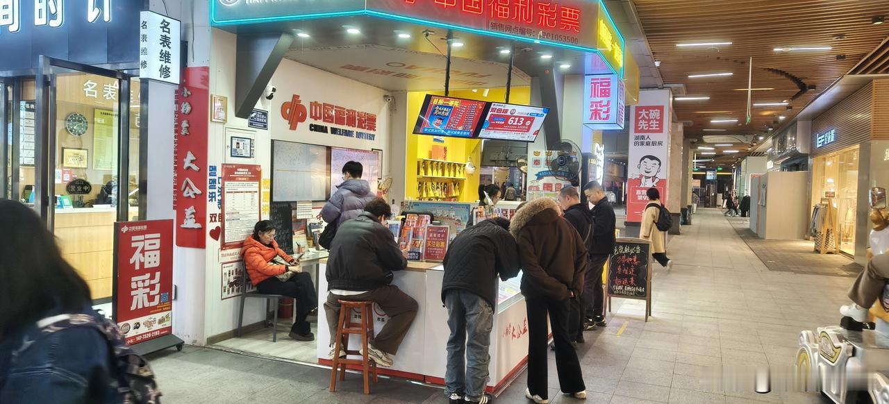 福利彩票最好销售的地方，不是路边店，也不是小区门口，而是大商场里，尤其是人流量大