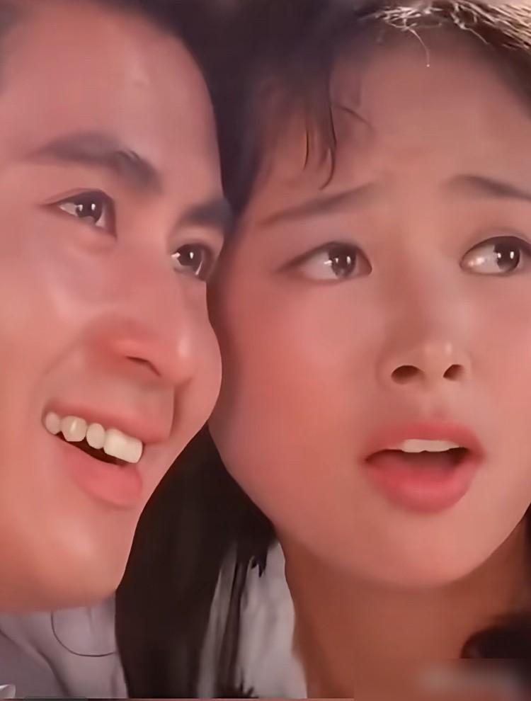 就因为眼睛太媚，马上开机的《庐山恋》女主角，被厂长当场拿下。
导演黄祖模都拍板