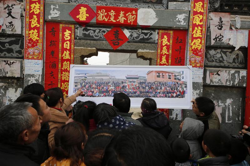 一张“全村福”，本应是全村人热热闹闹聚在一起拍的团圆照，可团圆取消在这一刻具象化