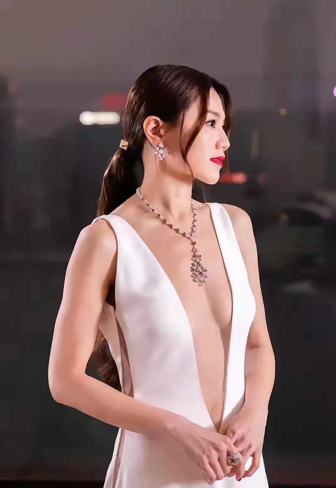 女人穿少到底好不好？

看到女的衣不遮体真的有好多人着辣眼睛，不敢直视！

其实