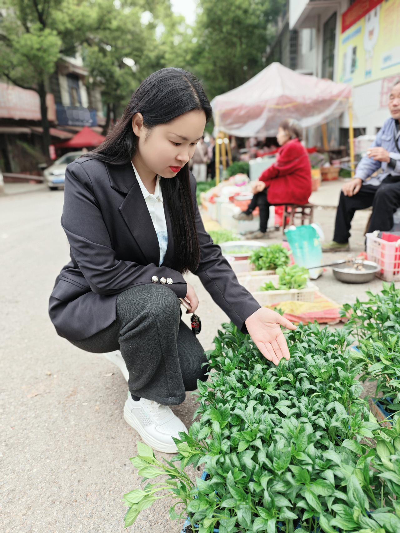 早起陪妈妈逛小镇。

人声、烟火、熟悉的超市、有各种小种苗的地摊……

踏实的幸