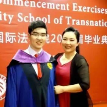 1988年，武汉女教师在医院生下一个小男孩。谁知，丈夫突然在她耳边说：“老婆，把