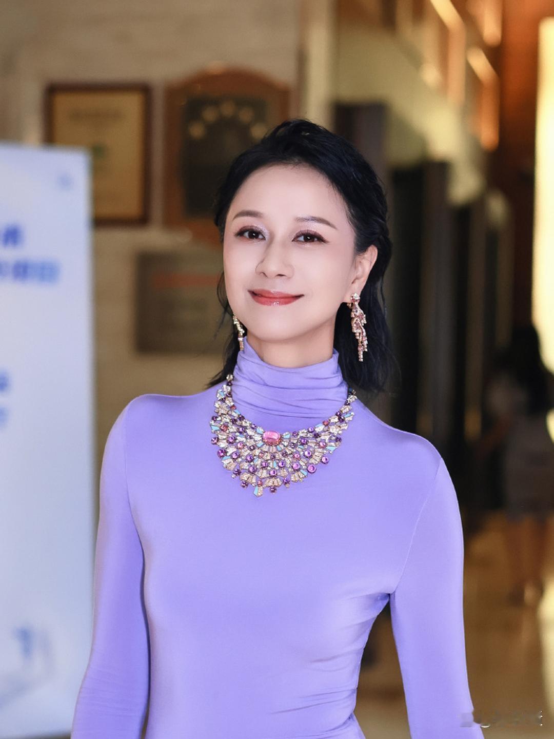 倪虹洁一身紫色紧身裙直接惊艳全场，勾勒出曼妙身姿，优越身材完美展现。 
