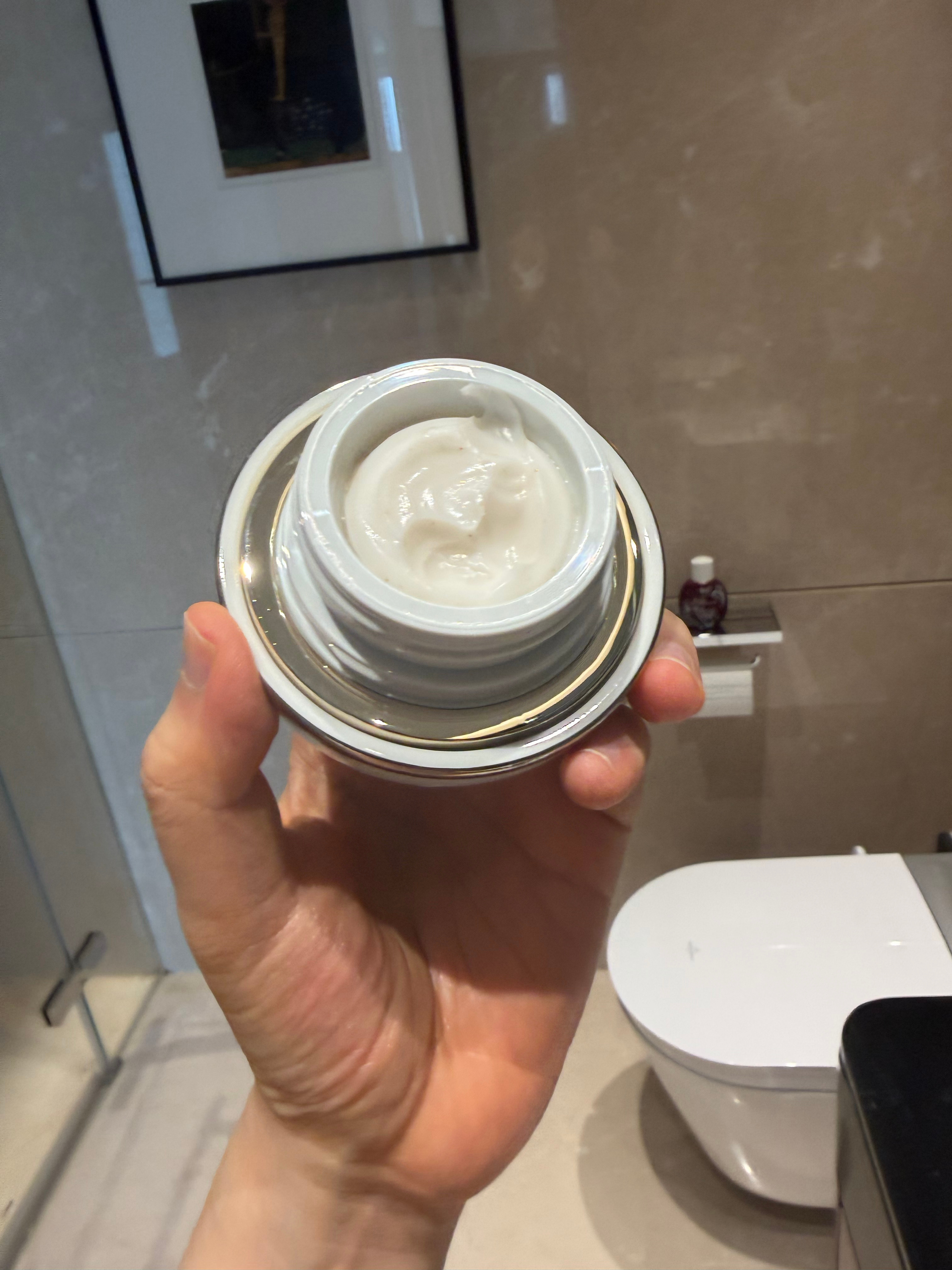 奖励自己开一瓶顶级面霜享受享受