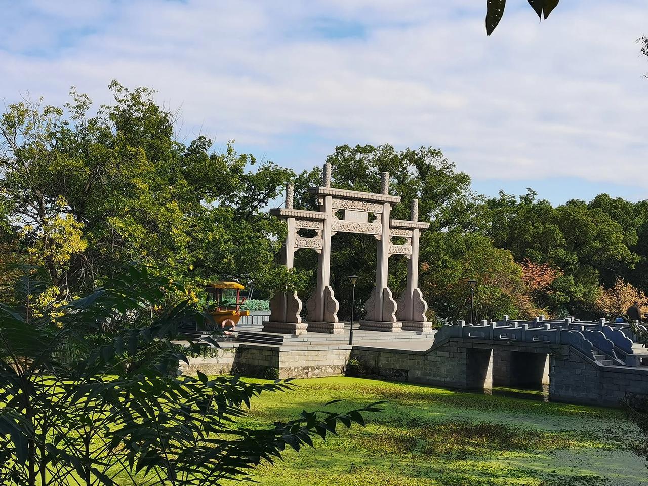 最近再游金山寺，才发现金山寺山脚下面别有洞天。
金山寺后面有御码头，顾名思义，应