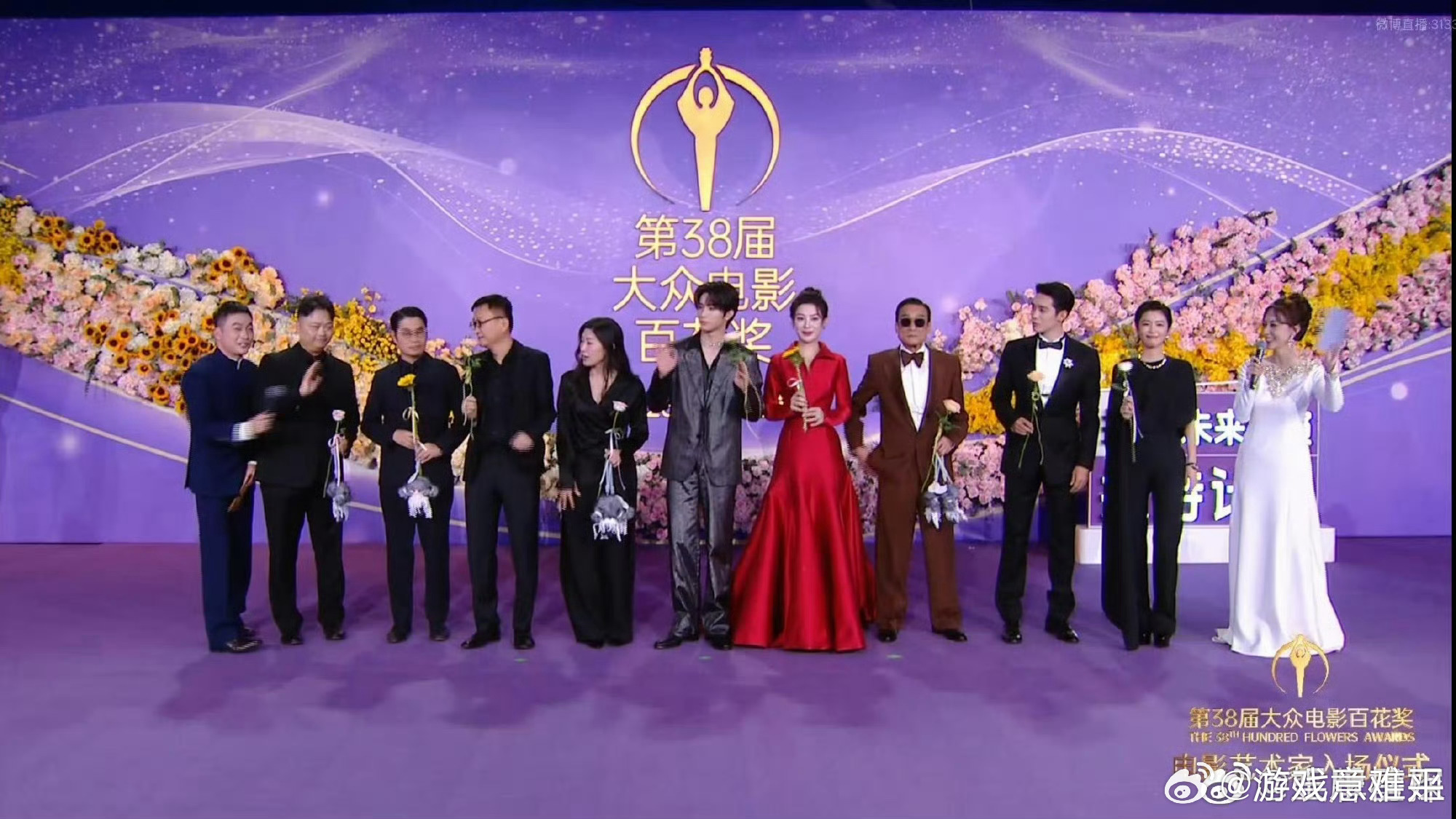 刘耀文大C位丁程鑫主动让C位、百花奖红毯站中间、FE大合照一眼锁定。刘耀文最近是