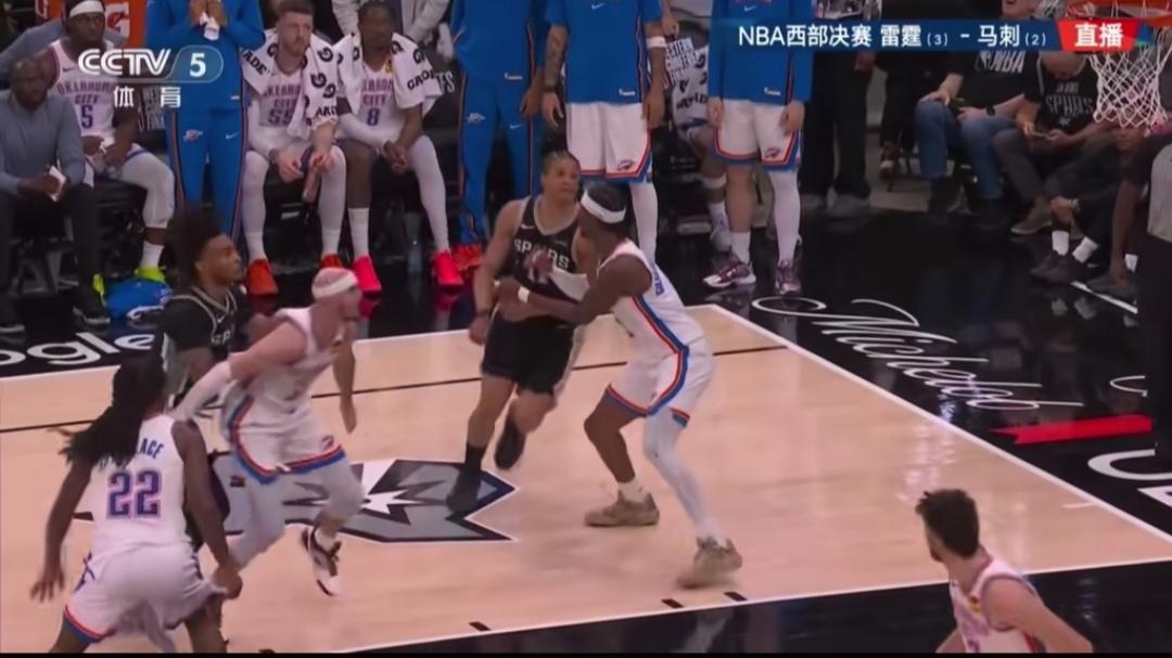 今日NBA最佳画面，卡特布莱恩特冲撞亚历山大！

之前卡特布莱恩总是犯规，打得没