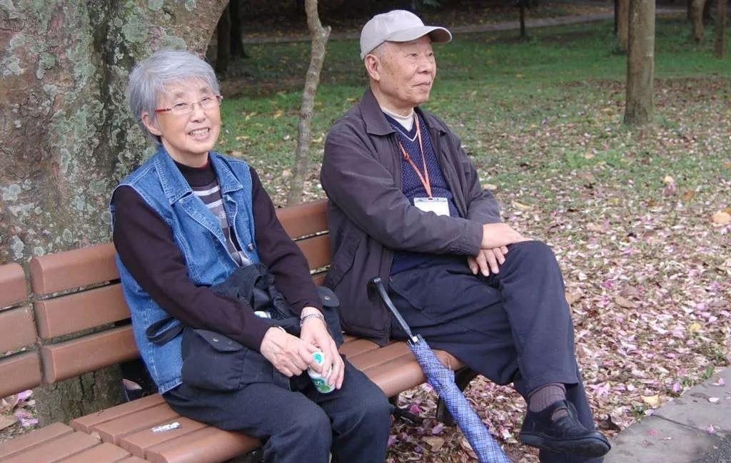 这是一个直击灵魂、关乎我们每一个人的问题。在当今社会，“养老”早已不是一个简单的