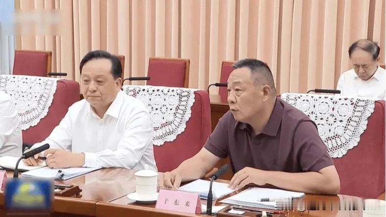 胖东来经营模式可复别吗？很难！
于东来参加高层座谈会画面中，全场都是经济领域的大