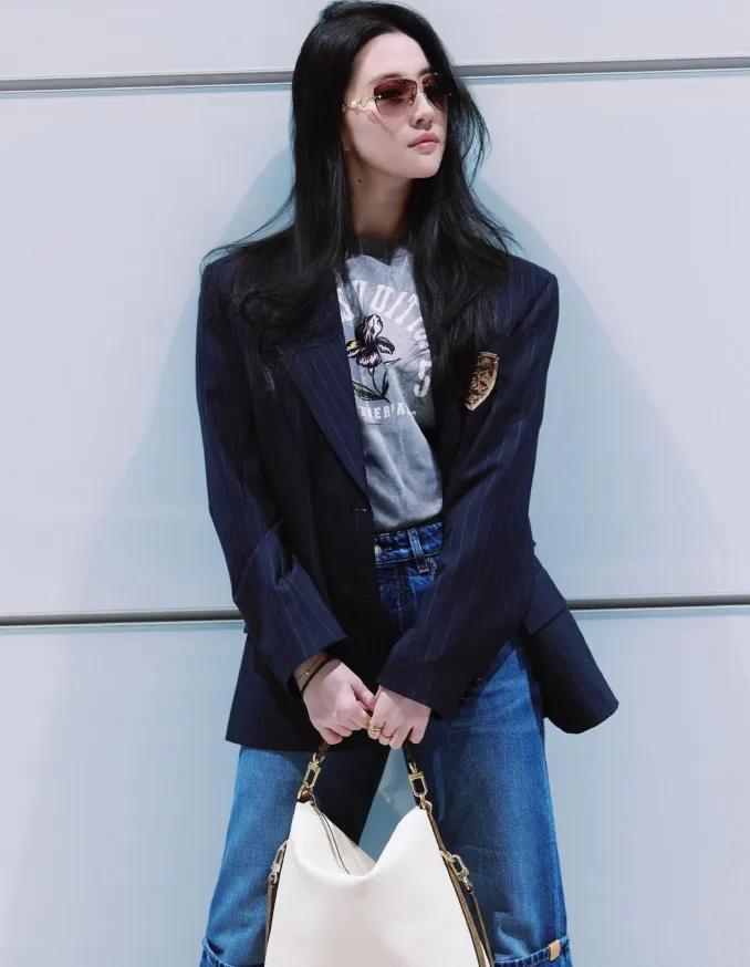 救命！刘亦菲这状态也太绝了吧！
一件西装配牛仔裤，直接把高级感拉满！
减龄又时髦