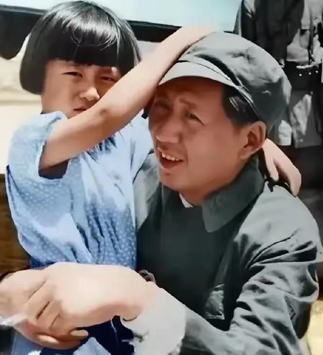 伟人有铮铮铁骨，也有儿女情长。和小女在一起，像母亲一样慈祥…
伟人 领袖情颂伟人