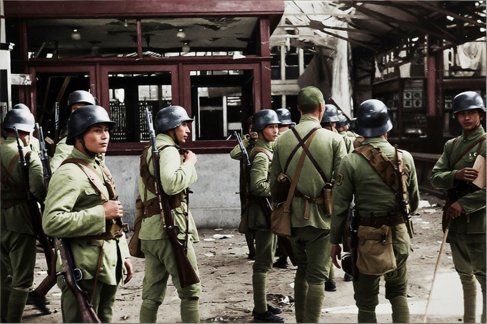 1937年，淞沪会战期间，上海闸北区后方集结地，约10余国民革命军士兵（很可能为