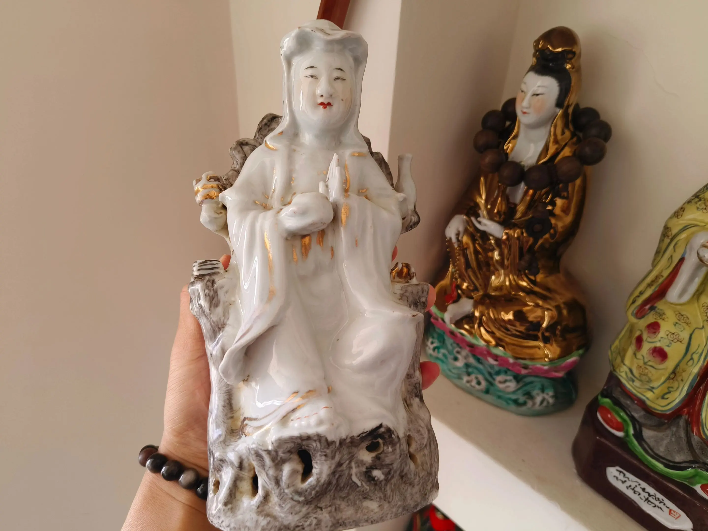 釉色褪金彩，慈容历岁华。 虽无精工巧，偏合我心芽。 残躯藏古意，一念即清嘉。