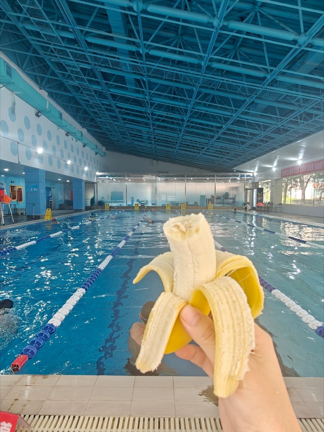 今天去游泳了，水温28度，暖和。就是上岸之后瑟瑟发抖。因为不赶时间，可以慢慢游，