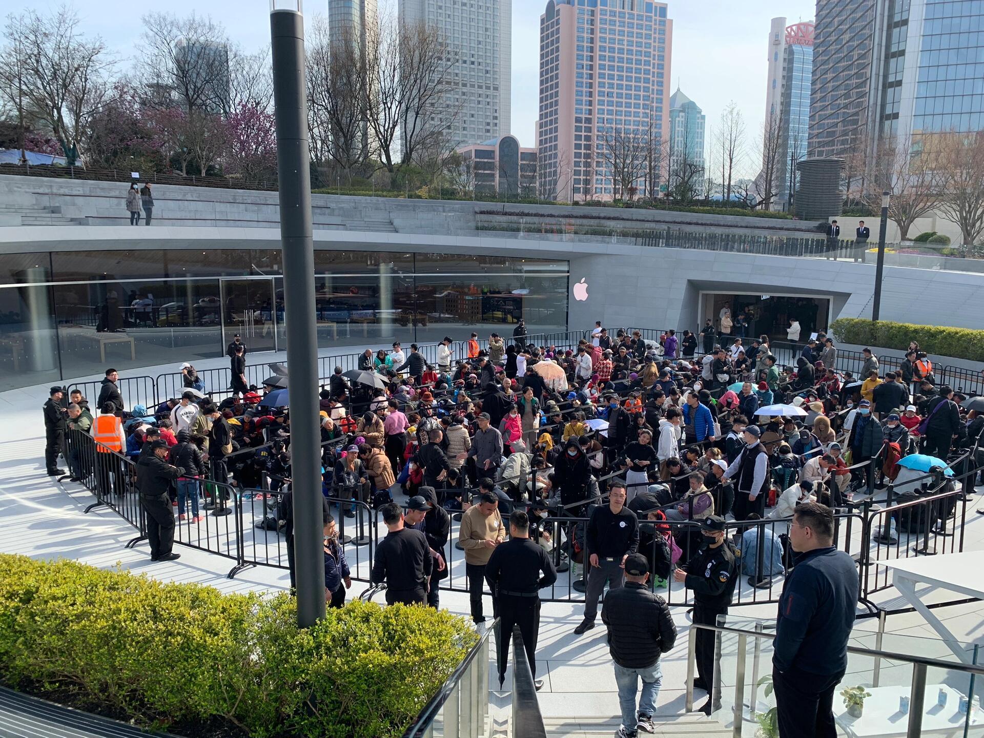 苹果不是要倒闭了吗？Apple静安开业怎么还这么多人排队啊[偷笑] ​​​