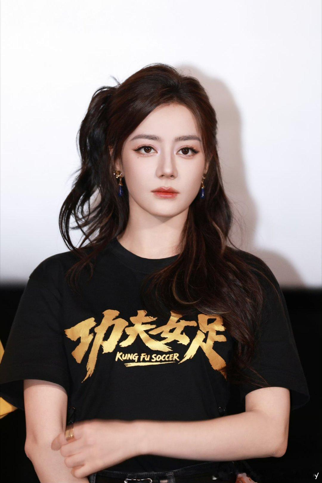周星驰迪丽热巴路演神图金鹤龙老师化的钰珑野生猫系妆～又美又萌～迪丽热巴