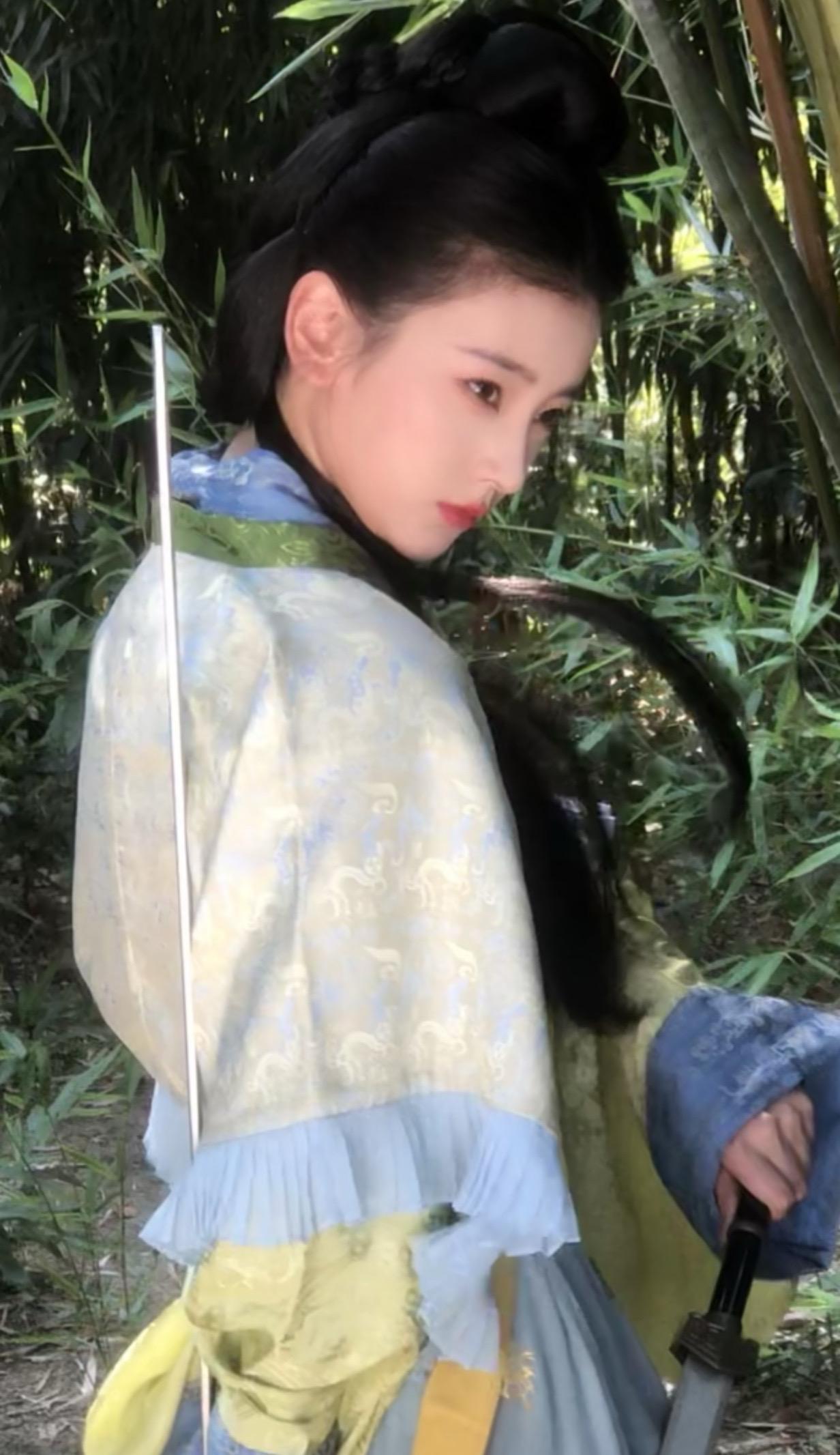 玉袍长剑堪风流。