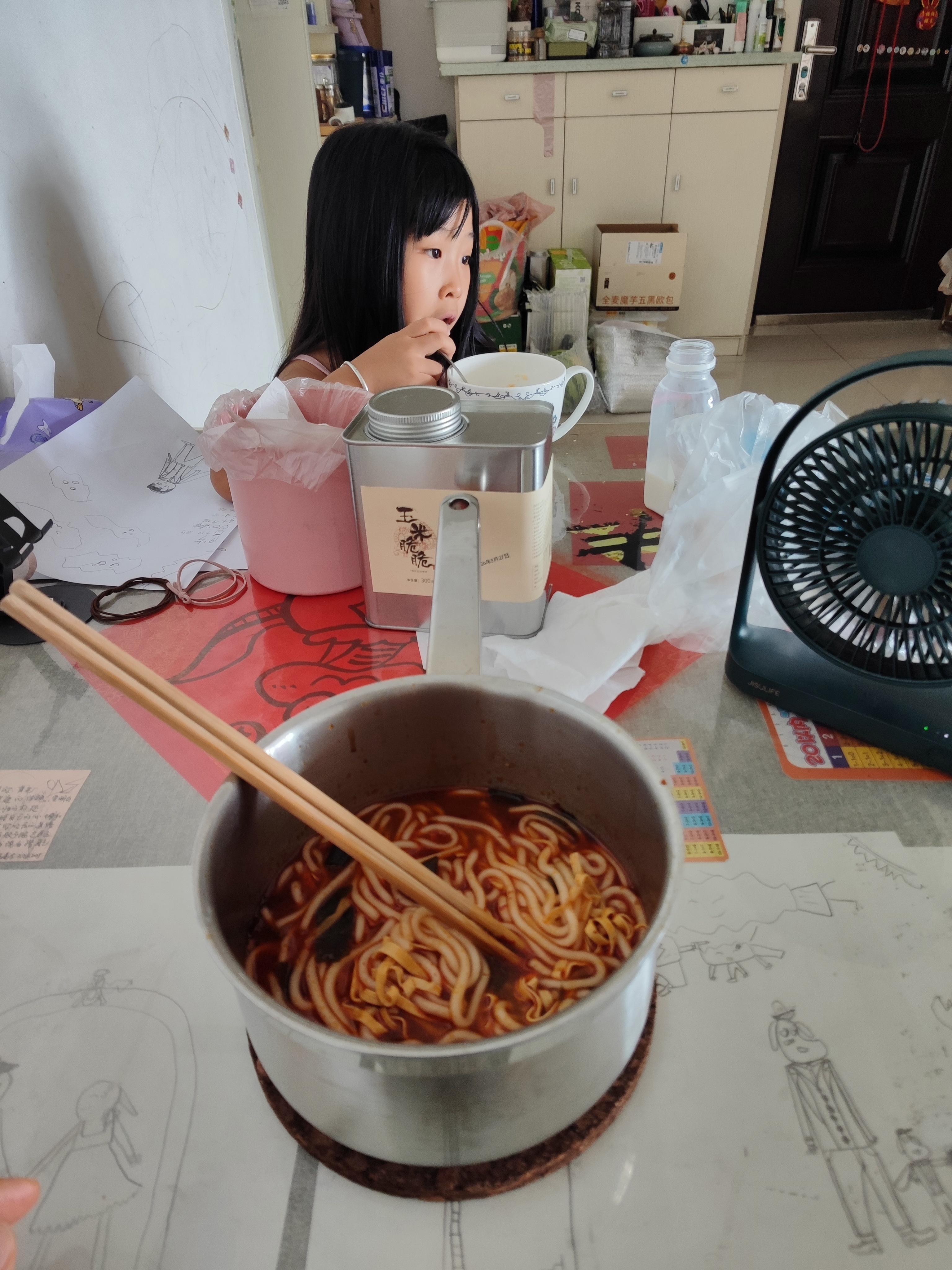 吃兰么 今儿吃了大姐给煮的土豆粉，和老大哥喝了三两三刚刚好，酒完之后喝茶还就是刚