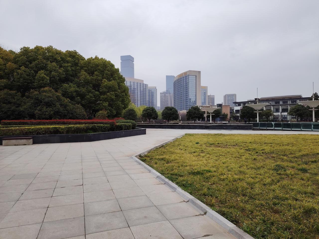 高级职称难评上，
教师难免怨校长。
名额多年未增长，
僧多粥少都争抢。

校长平