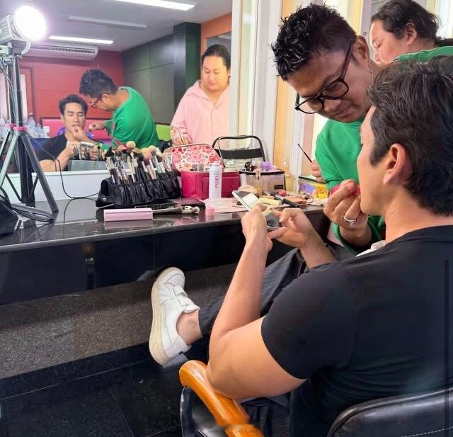 Na妈发文晒与Nadech一起工作：儿子真帅！母子俩的同款笑容，真的太温暖了